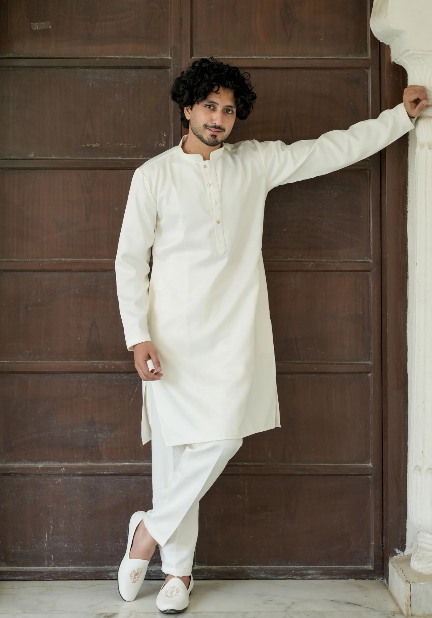 Off White Riwaayat Rangmahal Radha Krishna Embroidered Koti Kurta Pant Set - view 4